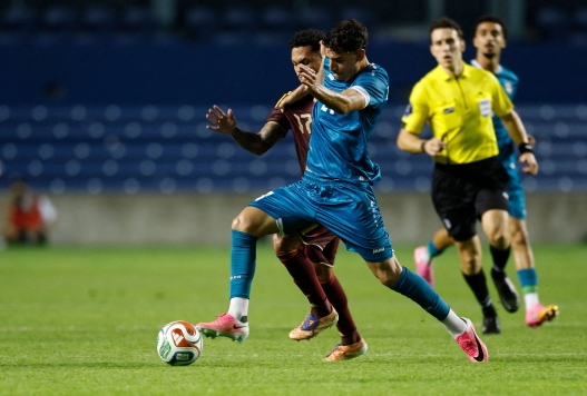 Iraq's midfielder #21 Marko Farji and Venezuela's midfielder #17 Daniel Pereira vie for the ball during the international friendly football match between Iraq and Venezuela at SeatGeek Stadium in Bridgeview, Illinois on June 9, 2026. (Photo by KAMIL KRZACZYNSKI / AFP)