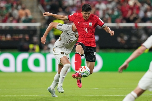 South Korea's Kim Min-jae battles against Czechia's Patrik Schick during the World Cup Group A soccer match in Zapopan, near Guadalajara, Mexico, Thursday, June 11, 2026. (AP Photo/Dolores Ochoa)    Associated Press / LaPresse Only italy and spain