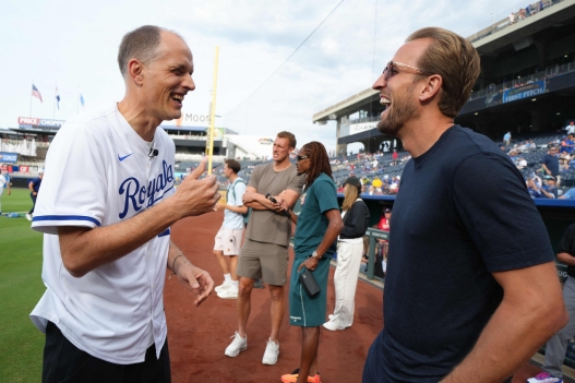  Head coach Thomas Tuchel and Harry Kane of England talk as they attend the game between the St. Louis Cardinals and the Kansas City Royals at Kauffman Stadium on June 18, 2026 in Kansas City, Missouri.   Ed Zurga/Getty Images/AFP (Photo by Ed Zurga / GETTY IMAGES NORTH AMERICA / Getty Images via AFP)