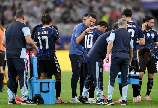  Lionel Scaloni, Head Coach of Argentina, speaks to Lionel Messi #10 of Argentina at the hydration break during the FIFA World Cup 2026 Group J match between Jordan and Argentina at Dallas Stadium on June 27, 2026 in Arlington, Texas.   David Ramos/Getty Images/AFP (Photo by David Ramos / GETTY IMAGES NORTH AMERICA / Getty Images via AFP)