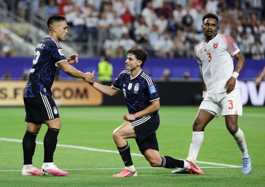 Argentina's forward #22 Lautaro Martinez and Argentina's forward #09 Julian Alvarez shake hands during the 2026 World Cup Group J football match between Jordan and Argentina at the Dallas Stadium in Arlington on June 27, 2026.  (Photo by Aric Becker / AFP)