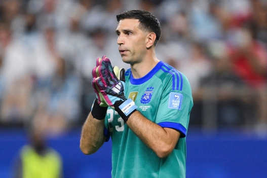  Emiliano Martinez #23 of Argentina looks on during the FIFA World Cup 2026 Group J match between Jordan and Argentina at Dallas Stadium on June 27, 2026 in Arlington, Texas.   David Ramos/Getty Images/AFP (Photo by David Ramos / GETTY IMAGES NORTH AMERICA / Getty Images via AFP)