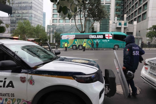 Police officers guard the Marriott Hotel, where Englands national football team is staying ahead of its FIFA World Cup 2026 Round of 16 match against Mexico, in Mexico City on July 4, 2026. (Photo by Claudia Rosel / AFP)