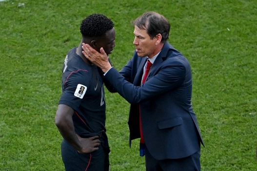  Folarin Balogun #20 of the United States is consoled by Rudi Garcia, Head Coach of Belgium, after the FIFA World Cup 2026 Round of 16 match between USA and Belgium at Seattle Stadium on July 06, 2026 in Seattle, Washington.   David Ramos/Getty Images/AFP (Photo by David Ramos / GETTY IMAGES NORTH AMERICA / Getty Images via AFP)