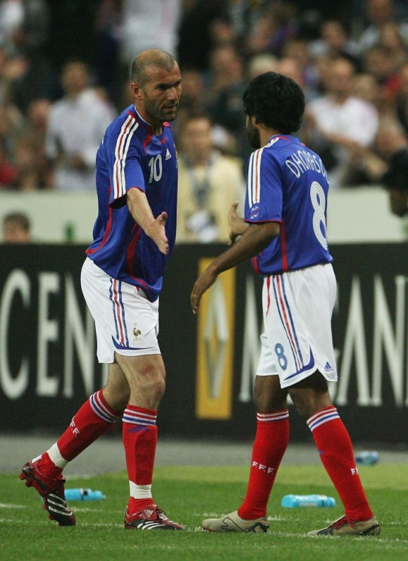 PARIS - MAY 27: Zinedine Zidane (L) of France is substituted for Vikash Dhorasoo of France during the international friendly match between France and Mexico at the Stade de France on May 27, 2006 in Paris, France. (Photo by Clive Brunskill/Getty Images)