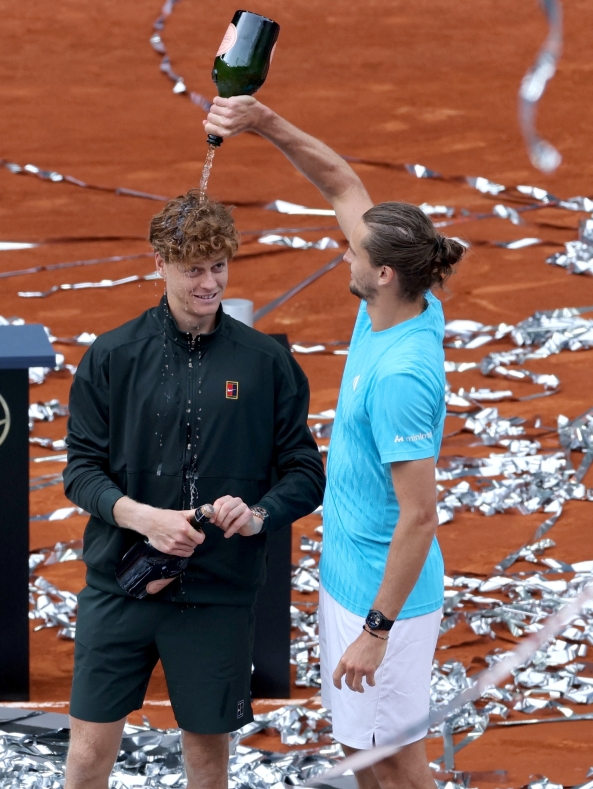 Italy's Jannik Sinner celebrates after winning the 2026 ATP Tour Madrid Open tennis tournament final singles match against Germany's Alexander Zverev (R) at the Caja Magica in Madrid, on May 3, 2026. (Photo by Thomas COEX / AFP)