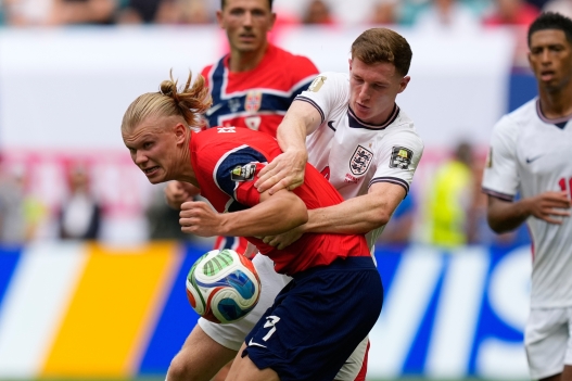 Norway's Erling Haaland, left, is fouled by England's Elliot Anderson during the World Cup quarterfinal soccer match between Norway and England in Miami Gardens, Fla., Saturday, July 11, 2026. (AP Photo/Rebecca Blackwell)     Associated Press / LaPresse Only italy and spain