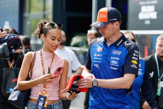 Red Bull driver Max Verstappen of the Netherlands, right, signs an autograph in the drivers area ahead of the Formula One Grand Prix at the Spa-Francorchamps racetrack in Spa, Belgium, Friday, July 17, 2026. (AP Photo/Geert Vanden Wijngaert)      Associate Press/ LaPresse Only Italy and Spain