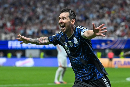  Lionel Messi #10 of Argentina celebrates the team's second goal by Lautaro Martinez #22 during the FIFA World Cup 2026 Semi Final match between England and Argentina at Atlanta Stadium on July 15, 2026 in Atlanta, Georgia.   Shaun Botterill/Getty Images/AFP (Photo by Shaun Botterill / GETTY IMAGES NORTH AMERICA / Getty Images via AFP)