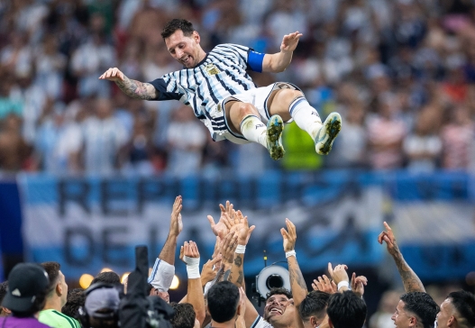 ATLANTA, GEORGIA - JULY 07: Lionel Messi #10 of Argentina is thrown in the air by teammates after the 3-2 victory during the FIFA World Cup 2026 Round of 16 match between Argentina and Egypt at Atlanta Stadium on July 07, 2026 in Atlanta, Georgia. Justin Setterfield/Getty Images/AFP (Photo by Justin Setterfield / GETTY IMAGES NORTH AMERICA / Getty Images via AFP)