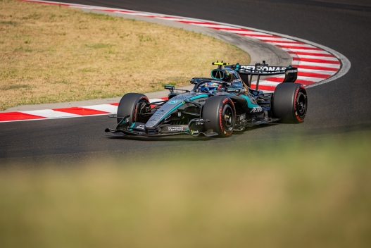 BUDAPEST, HONGRIA - 25 DE JULIOL: (NOTA DE L'EDITOR: La imatge s'ha millorat digitalment.) Andrea Kimi Antonelli d'Itàlia conduint el (12) Mercedes AMG Petronas F1 Team W17 en pista durant la classificació abans del Gran Premi de F1 d'Hongria a Hungaroring el 25 de juliol de 2026 a Budapest, Hongria. (Foto de Sona Maleterova/Getty Images)
