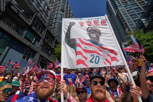 United States soccer fans, one holding a sign for United States' Folarin Balogun (20) react during the World Cup round of 16 soccer match between the United States and Belgium in Seattle, Monday, July 6, 2026. (AP Photo/Eric Hiller)     Associated Press / LaPresse Only italy and spain