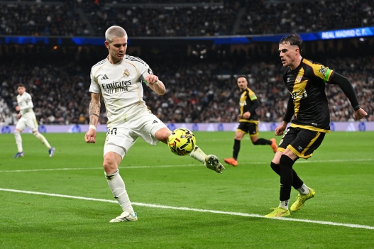 MADRID, SPAIN - FEBRUARY 01: Franco Mastantuono of Real Madrid controls the ball whilst under pressure from Pep Chavarria of Rayo Vallecano during the LaLiga EA Sports match between Real Madrid CF and Rayo Vallecano de Madrid at Estadio Santiago Bernabeu on February 01, 2026 in Madrid, Spain. (Photo by Denis Doyle/Getty Images)