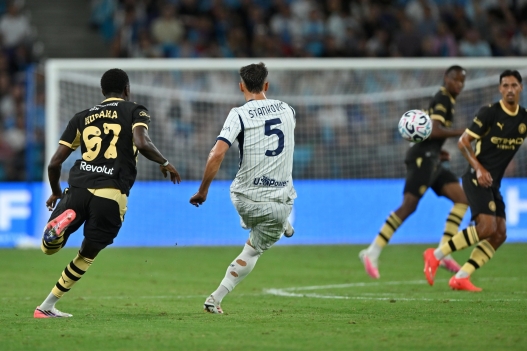 epa13145627 Divin Mubama (L) of Manchester City and Aleksandar Stankovic (C) of Inter Milan in action during the pre-season friendly match between Manchester City and Inter Milan in the Hong Kong Football Festival 2026 at the Kai Tak Stadium in Hong Kong, China, 01 August 2026. EPA/WUN SUEN