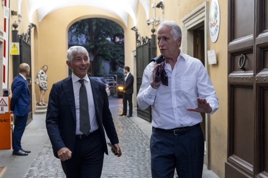Il ministro per lo Sport Andrea Abodi e il nuovo presidente della Figc Giovanni Malagò dopo lincontro escono dagli uffici del ministero a Largo Pietro di Brazzà per il punto stampa, Roma, 25 giugno 2026. ANSA / MASSIMO PERCOSSI