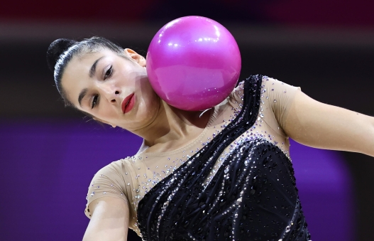 epa13173776 Sofia Raffaeli of Italy competes with the Ball in the Individual Ball Final of the 42nd Rhythmic Gymnastic World Championships in Frankfurt, Germany, 16 August 2026.  EPA/RONALD WITTEK