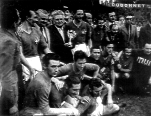 A23-10/06/98-ROMA-SPR: CALCIO: MONDIALI FRANCIA 98; LA VITTORIA DELLA NAZIONALE ITALIANA NEL 1938.   Il ct Vittorio Pozzo con la Coppa Rimet tra i calciatori azzurri al termine della finale contro l' Ungheria nello stadio Colombes di Parigi il 19 giugno 1938 ai mondiali di Francia, vinti dall' Italia esattamente 60 anni fa, in un' immagine d' archivio del servizio documentazione del Tg1. La finale termino' 4-2 con  due reti ciascuno di Gino Colaussi e di Silvio Piola e con una rete di Titkos e una di Sarosi.        RAI-TG1 / ANSA / PAL