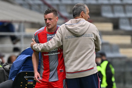  Coach Marco Giampaolo of US Cremonese hugs Jamie Vardy after his substitution during the Serie A match between US Cremonese and Pisa SC at Stadio Giovanni Zini on May 10, 2026 in Cremona, Italy. (Photo by Marco M. Mantovani/Getty Images)