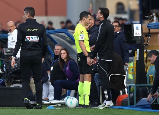 Referee Ivano Pezzuto cancels a goal for Cagliari Calcio after consulting the VAR during the Serie A match between Como 1907 and Cagliari Calcio at Giuseppe Sinigaglia Stadium on November 08, 2025 in Como, Italy. (Photo by Marco Luzzani/Getty Images)