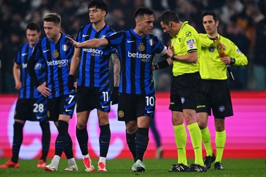  Lautaro Martinez of FC Internazionale complains with referee Maurizio Mariani during the Serie match between Juventus and Inter at the stadium on February 16, 2025 in Turin, Italy. (Photo by Mattia Ozbot - Inter/Inter via Getty Images)