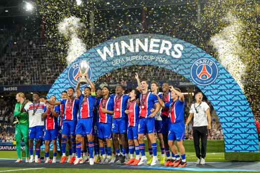 PSG's Marquinhos lifts the trophy during celebrations at the end of the UEFA Super Cup soccer match between Paris Saint-Germain and Aston Villa in Salzburg, Austria, Wednesday, Aug.12, 2026. (AP Photo/Darko Bandic)     Associated Press / LaPresse Only italy and spain