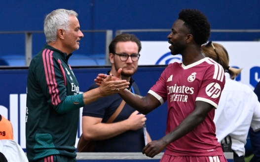 Real Madrid's Portuguese coach Jose Mourinho (L) shakes hands with Real Madrid's Brazilian forward #07 Vinicius Junior during the pre-season friendly football match between FC Schalke 04 and Real Madrid in Gelsenkirchen, western Germany, on August 16, 2026. (Photo by INA FASSBENDER / AFP)