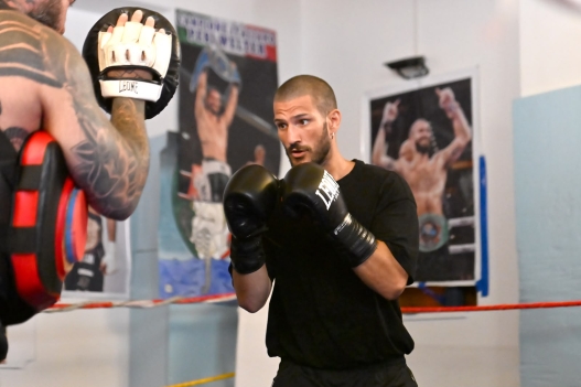 Dario Morello si allena quotidianamente in palestra con esercizi multiarticolari, per il core, per il collo, più le alzate olimpiche
