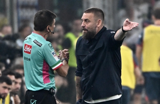 Genoa's coach Daniele De Rossi gesture during the Italian Serie A match Genoa CFC vs SSC Napoli at Luigi Ferraris stadium in Genoa, Italy, 22 august 2026. ANSA/LUCA ZENNARO