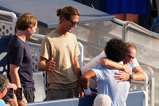 MASON, OHIO - AUGUST 23: Arthur Fils of France celebrates with his training staff after defeating Frances Tiafoe of the United States to win the men's singles title during the final day of the Cincinnati Open at the Lindner Family Tennis Center on August 23, 2026 in Mason, Ohio. Dylan Buell/Getty Images/AFP (Photo by Dylan Buell / GETTY IMAGES NORTH AMERICA / Getty Images via AFP)