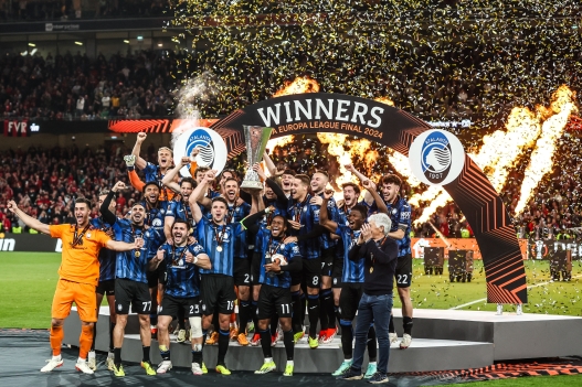 Atalanta BC players are celebrating with the UEFA Europa League championship trophy after winning the final match between Bayer Leverkusen and Atalanta BC at Dublin Arena Stadium in Dublin, Ireland. (Photo by Ibrahim Ezzat/NurPhoto) (Photo by Ibrahim Ezzat / NurPhoto via AFP)