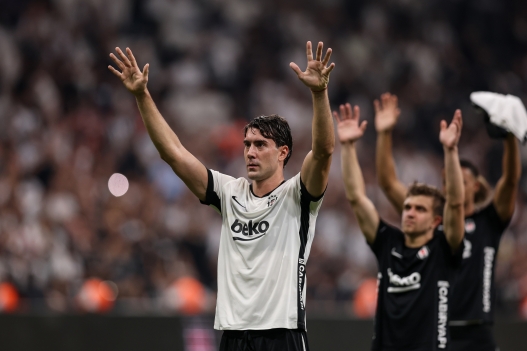  Dusan Vlahovic of Besiktas celebrates victory with the fans during the UEFA Europa League 2026/27 play-offs first leg match between Besiktas and Kauno Zalgiris at Besiktas Park on August 20, 2026 in Istanbul, Turkey. (Photo by Ahmad Mora/Getty Images)