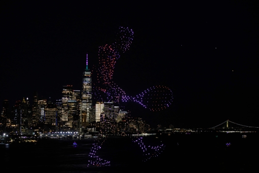 A drone show to promote the US Open tennis tournament is seen over the Hudson Waterfront, backdropped by the lower Manhattan skyline, in Weehawken, New Jersey on August 25, 2026. (Photo by Leonardo MUNOZ / AFP)