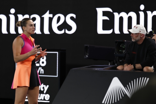 MELBOURNE, AUSTRALIA - JANUARY 31: Aryna Sabalenka talks to coach Jason Stacy in the Women's Singles Final against Elena Rybakina of Kazakhstan during day 14 of the 2026 Australian Open at Melbourne Park on January 31, 2026 in Melbourne, Australia. (Photo by Darrian Traynor/Getty Images)