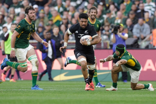 New Zealand's number eight Ardie Savea (C) runs with the ball during the second Rugby's Greatest Rivalry international rugby union match between South Africa and New Zealand at the Cape Town Stadium in Cape Town, on August 29, 2026. (Photo by GIANLUIGI GUERCIA / AFP)
