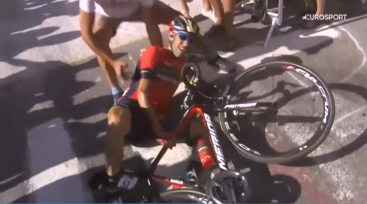 Il fermo immagine, tratto da un video di Eurosport, mostra la caduta di Vincenzo Nibali a pochi chilometri dal traguardo dell'Alpe d'Huez durante il Tour, 19 luglio 2018.
ANSA/FERMO IMMAGINE EUROSPORT
+++EDITORIAL USE ONLY - NO SALES+++