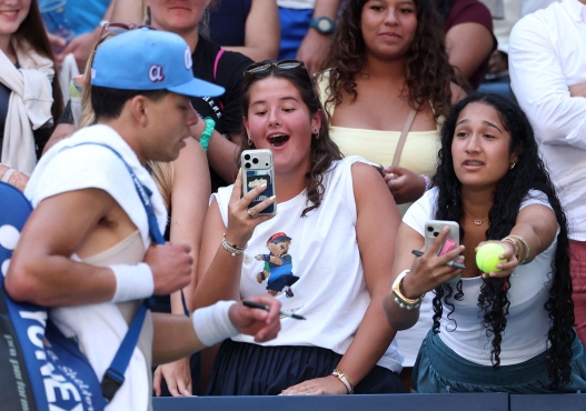 NEW YORK, NEW YORK - AUGUST 29: Ben Shelton of USA meets fans after his practice session during previews at USTA Billie Jean King National Tennis Center on August 29, 2026 in New York City.   Julian Finney/Getty Images/AFP (Photo by JULIAN FINNEY / GETTY IMAGES NORTH AMERICA / Getty Images via AFP)