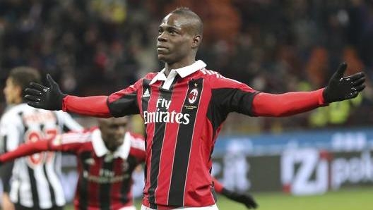 Balotelli festeggia "alla Ibrahimovic" i suoi primi due gol con il Milan: AP