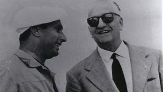 Juan Manuel Fangio (1911-1995) con Enzo Ferrari (1898-1988)