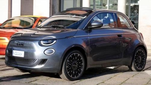 Una delle nuove Fiat 500 elettriche esposte a Milano