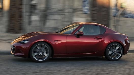 Mazda MX-5 è disponibile in versione roadster oppure RF con tetto rigido