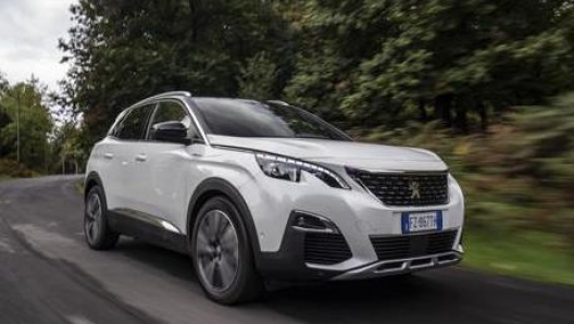 Anche sul restyling del Suv Peugeot 3008 Hybrid4 in arrivo a fine 2020 vi sarà il powertrain ibrido plug-in da 300 cavalli