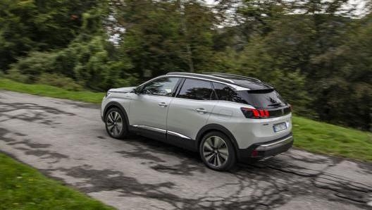 Peugeot 3008 Hybrid4 in allestimento GT monta cerchi da 19’’ dedicati