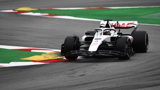 BARCELONA, SPAIN - FEBRUARY 25: Nikita Mazepin of Russia driving the (9) Haas F1 VF-22 Ferrari during Day Three of F1 Testing at Circuit de Barcelona-Catalunya on February 25, 2022 in Barcelona, Spain. (Photo by Rudy Carezzevoli/Getty Images)