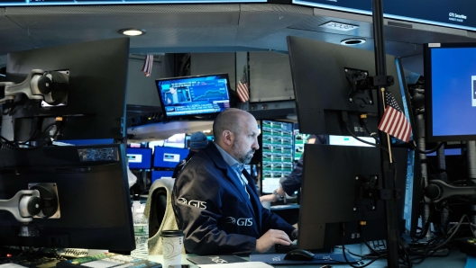 NEW YORK, NEW YORK - MARCH 04: Traders work on the floor of the New York Stock Exchange (NYSE) on March 04, 2022 in New York City. The Dow fell over 300 points in morning trading despite a positive jobs report as the war in Ukraine continues to worry investors.   Spencer Platt/Getty Images/AFP == FOR NEWSPAPERS, INTERNET, TELCOS & TELEVISION USE ONLY ==