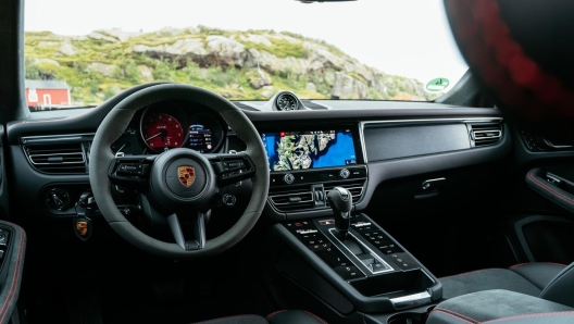 Gli interni di Porsche Macan, ora con l'orologio analogico di serie