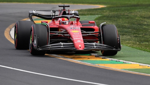 Charles Leclerc in azione con la Ferrari F1-75