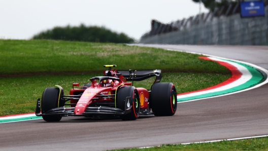 IMOLA, ITALY - APRIL 22: Carlos Sainz of Spain driving (55) the Ferrari F1-75 on track during qualifying ahead of the F1 Grand Prix of Emilia Romagna at Autodromo Enzo e Dino Ferrari on April 22, 2022 in Imola, Italy. (Photo by Mark Thompson/Getty Images)