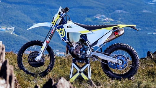 Husqvarna FE 350 4T con para-disco, scarico firmato Akrapovic e altre chicche