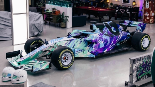 La livrea speciale della show car F1 2022 disegnata da Jay Belicchi, in arte Remote, per AlphaTauri