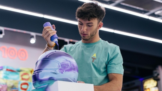 Pierre Gasly dipinge uno dei caschi venduti in beneficenza a supporto dell'associazione Wings For Life